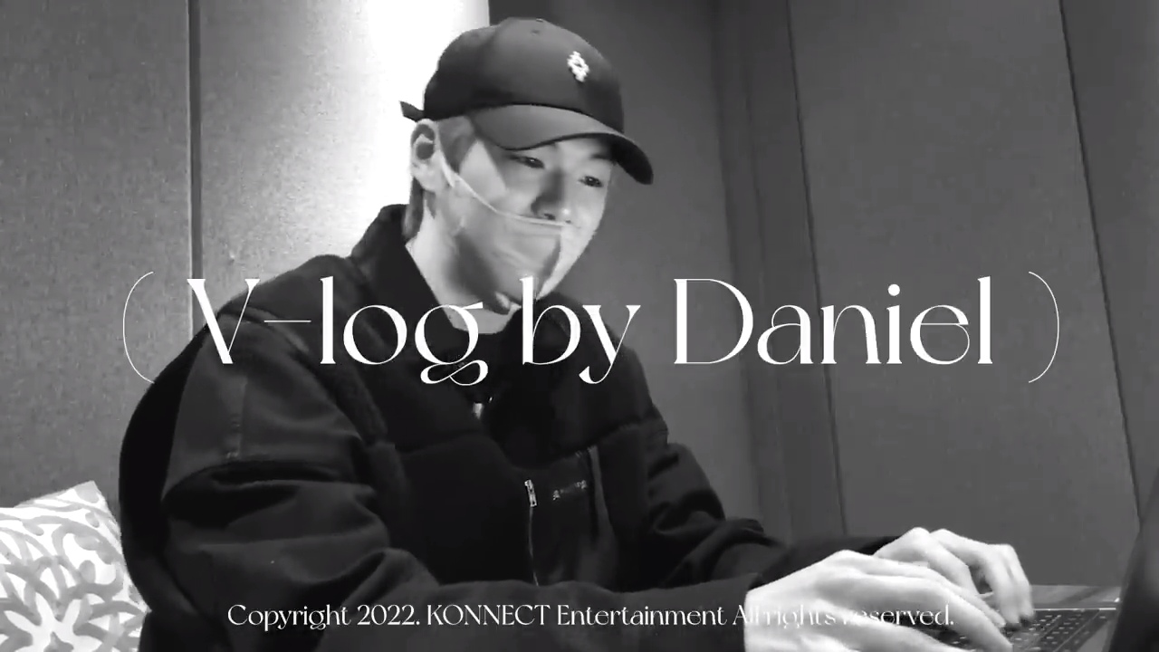 이 영상에서 쓰여진 v-log by daniel 의 폰트가 궁금해요